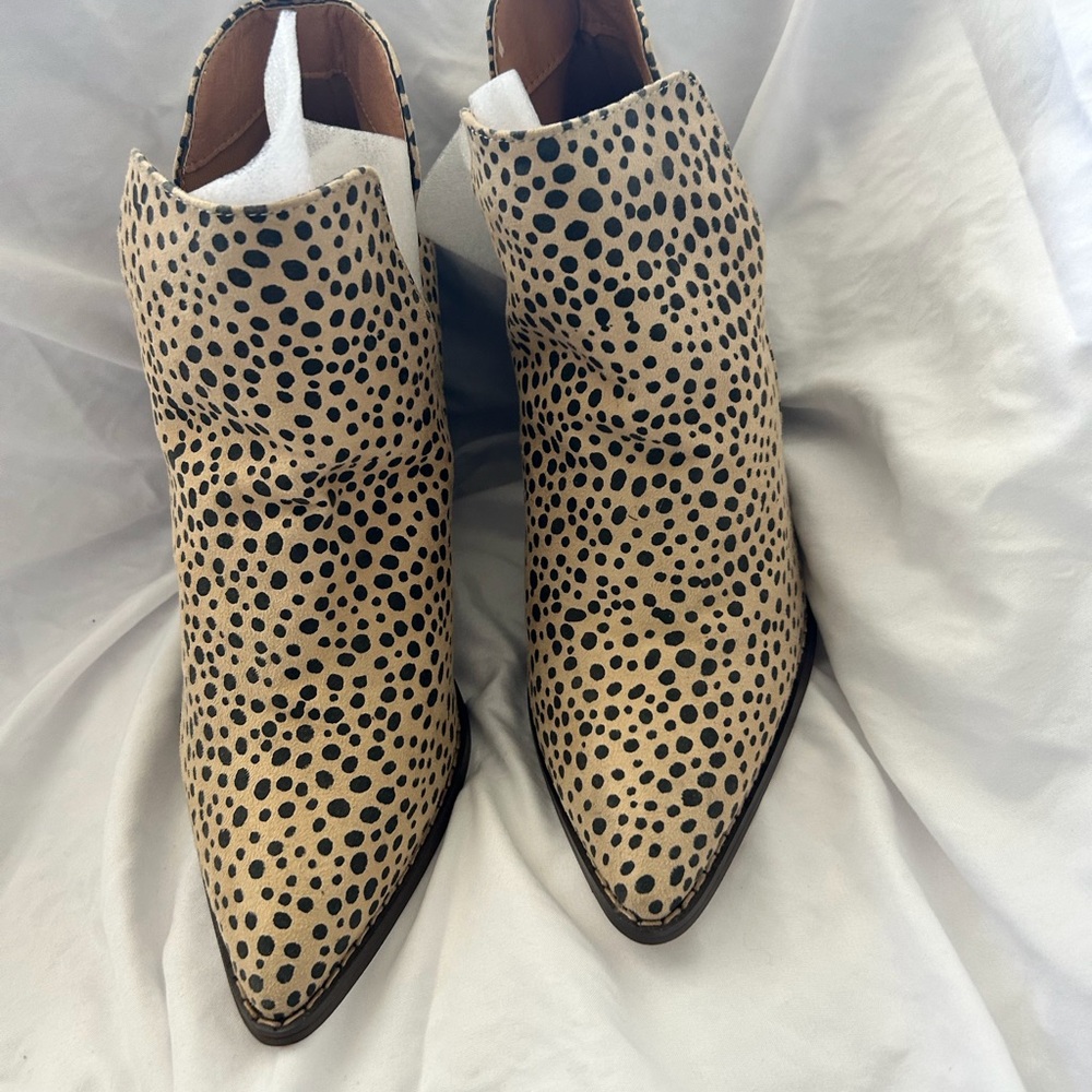 Tan and Black Ankle Boots with Sleek Western Design